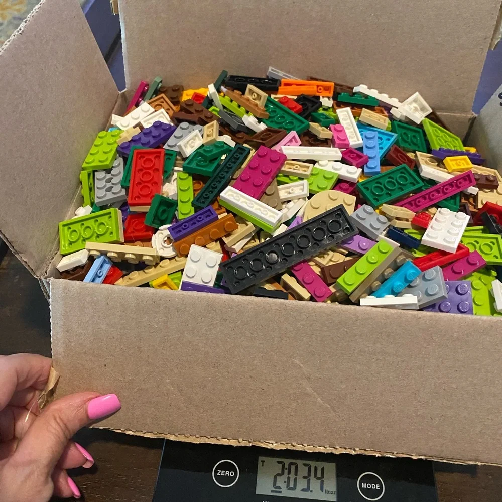 752 LEGO Pieces / Over 2 Pounds Multiple colors and sizes / Flat Legos